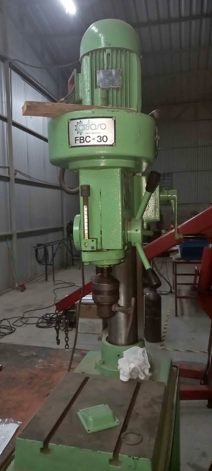 Furadeira Cardoso em ótimo estado, trifasico