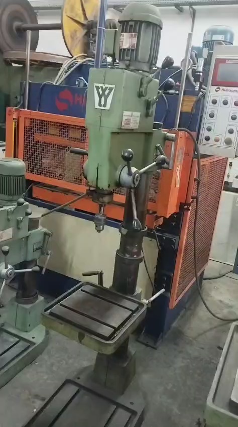 Furadeira de coluna usada Yadoya Mod. FY25