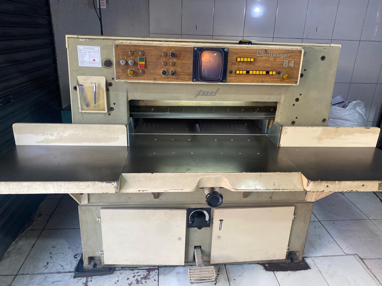 Guilhotina Automática de 84 cm de Boca