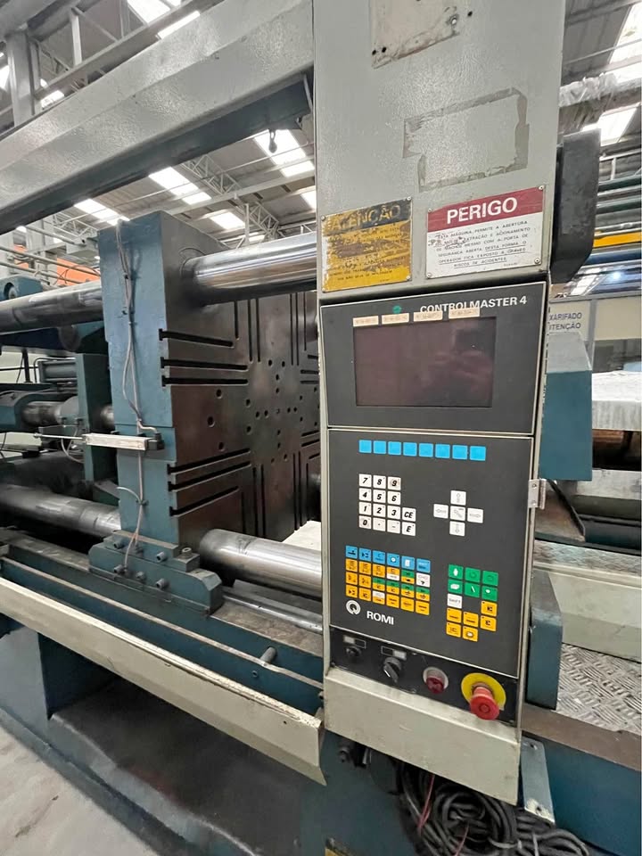 Injetora de plástico 450 TON ROMI