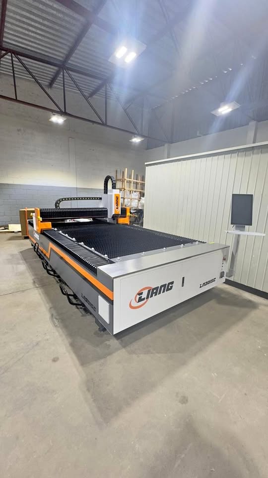 Máquina de Corte a Laser Fibra 3000K 3000x15000