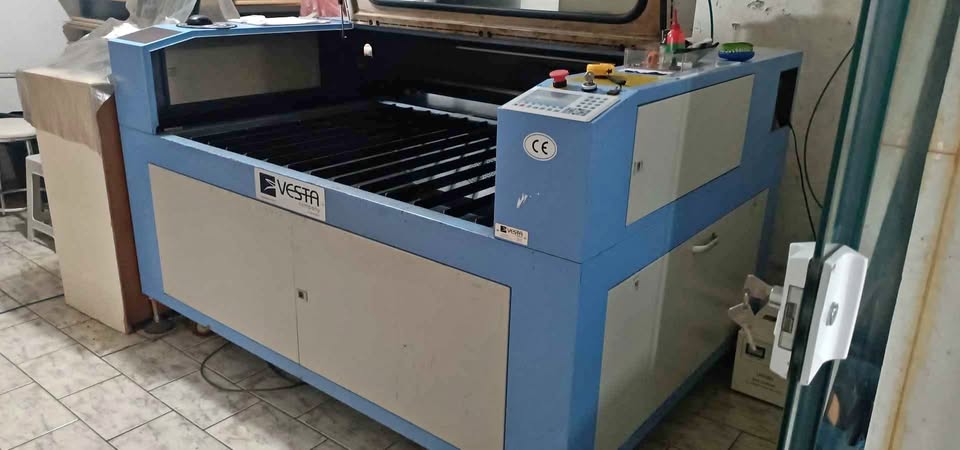 Máquina de corte e gravação laser