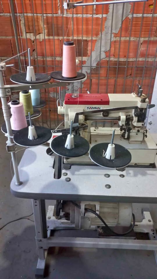 Máquina de costura semi nova revisada