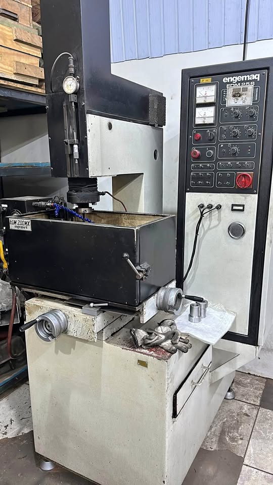 Máquina de eletroerosão