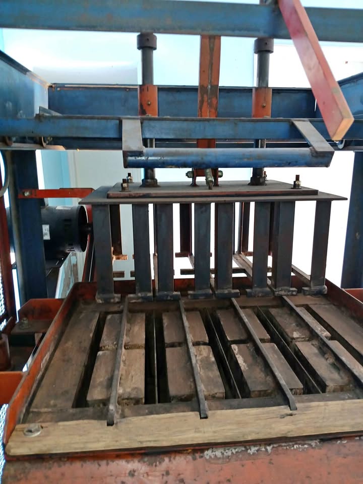 Máquina de fabricação de blocos de cimento