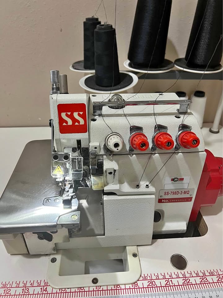 Máquina overloque conjugada