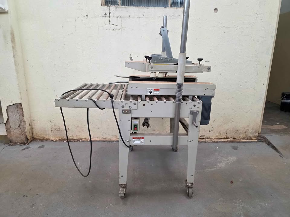 Máquina seladora de caixas de embarque
