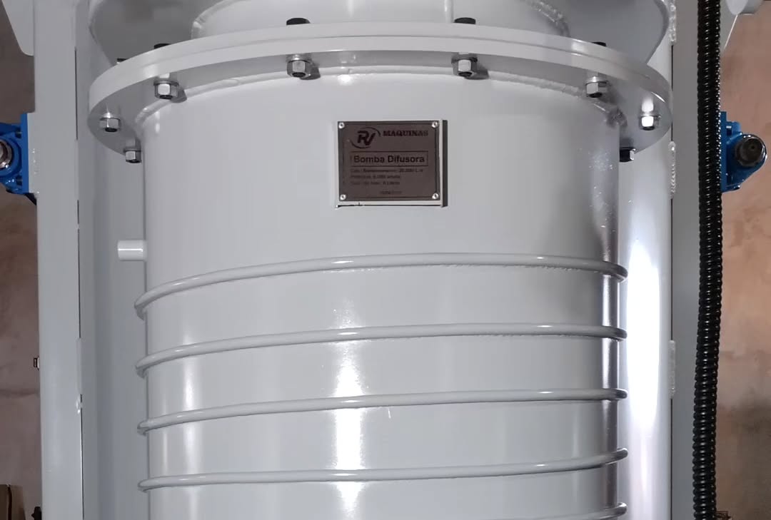 Metalização industrial avançada: metalizadora a vácuo automatizada com controle digita