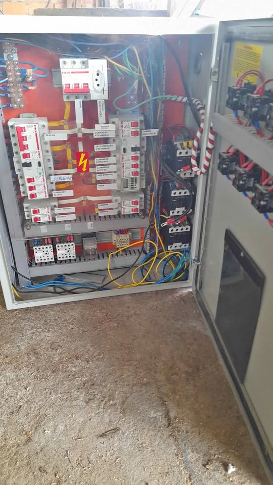 Painel elétrico desmontado recentemente