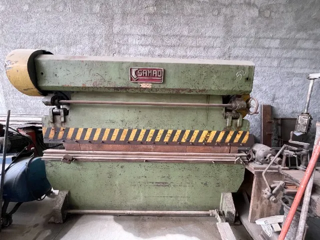 Prensa dobradeira industrial SAMAD, ideal para tra