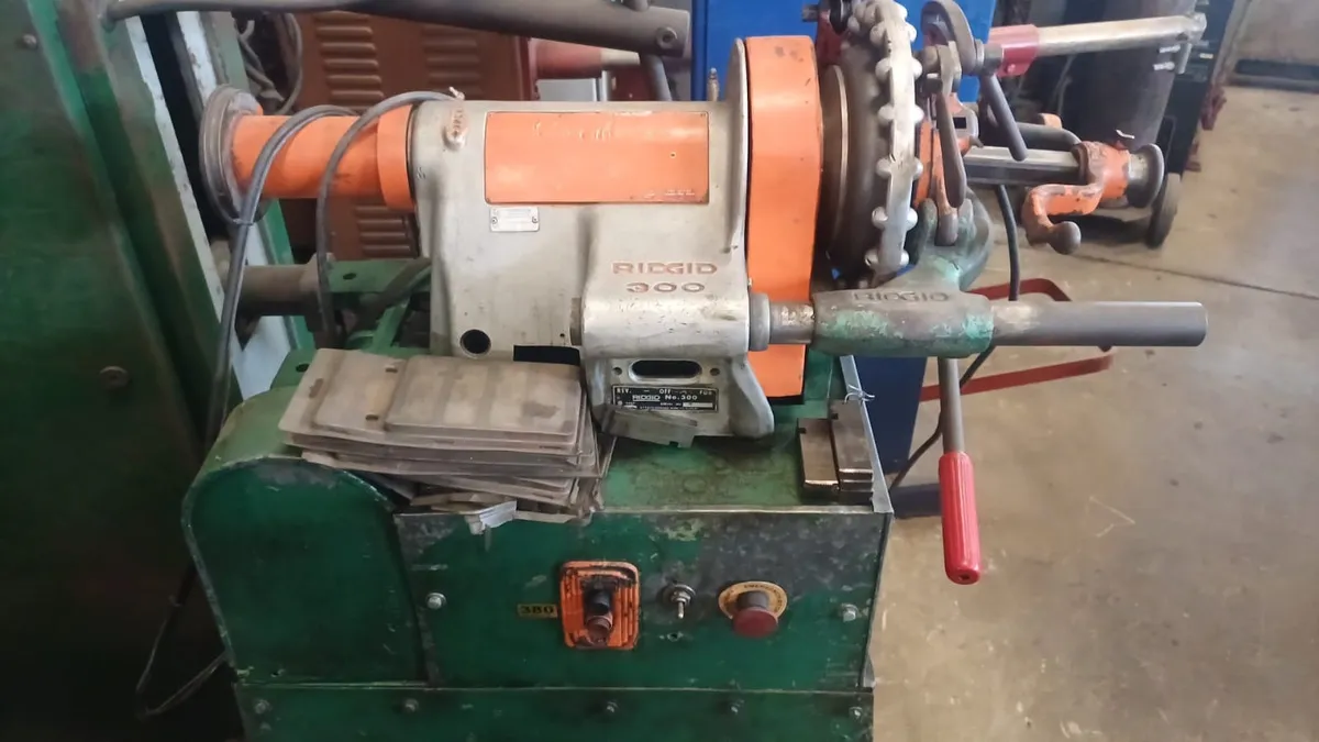 Rosqueadeira Para Tubos E Aço Ridigd 300 (Usado)